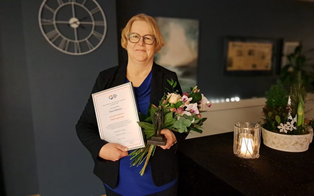 Ylöjärven kaupungin viestintäpäällikkö Tiina Helminen sai paikallislehden Antti-patsaan
