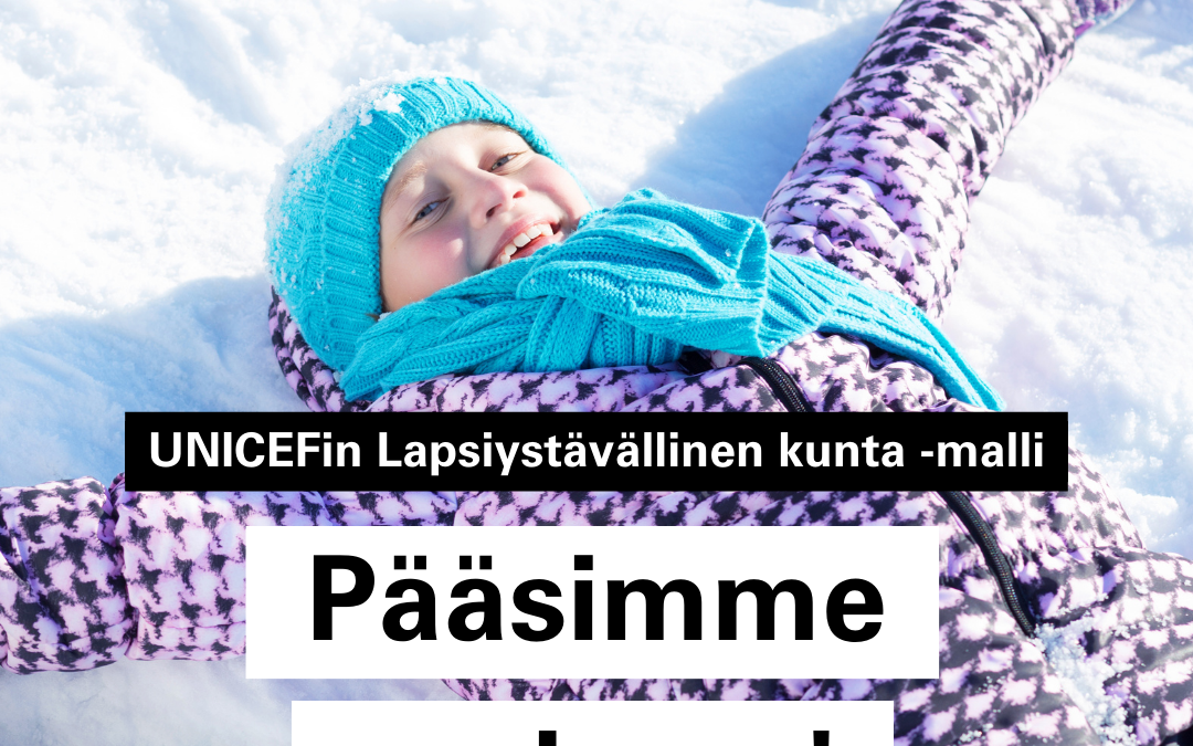Lapsi iloisena lumessa. Kuvan päällä teksti "Unicefin Lapsiystävällinen kunta -malli. Pääsimme mukaan!"