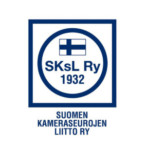 Suomen Kameraseurojen Liitto ry:n sinivalkoinen logo, keskellä Suomen lippu ja SKsL Ry 1932.
