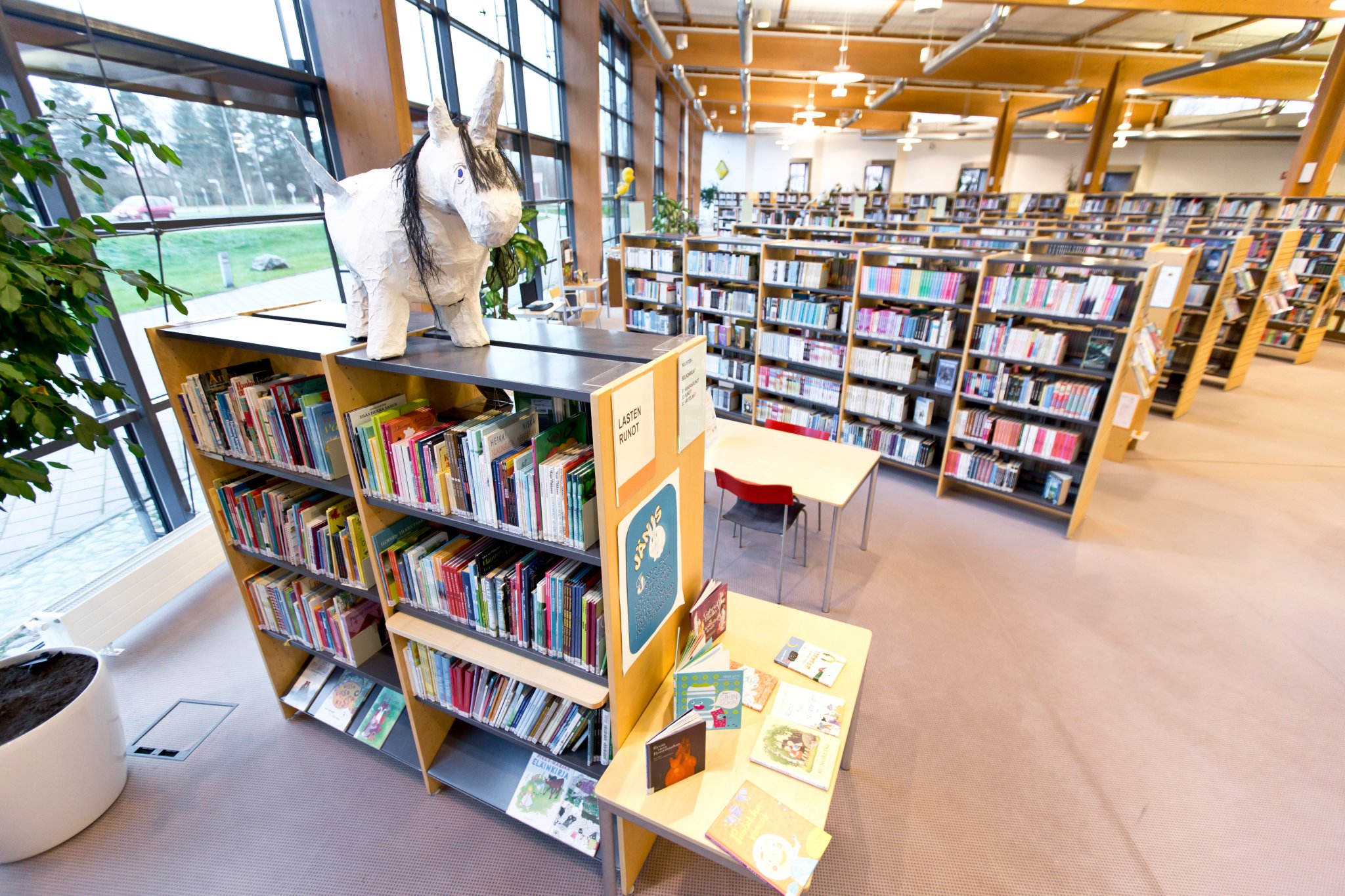 Kirjahyllyjä kirjastossa.